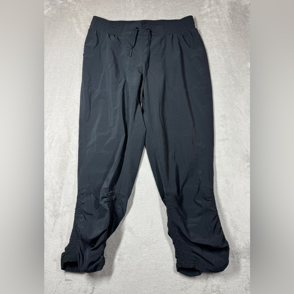 Athleta Women’s Cropped Capri Ruched Hem Black Athletic Pants Size 6